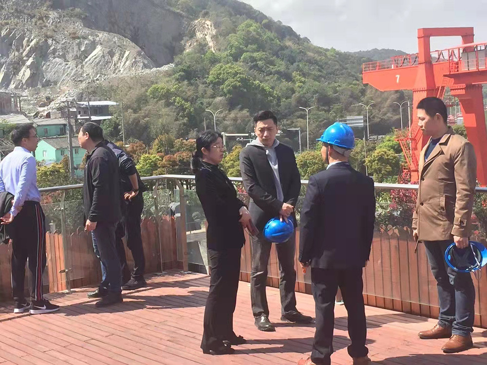 2021年4月11日北仑区领导和白峰街道领导莅临华埠港务指导工作。